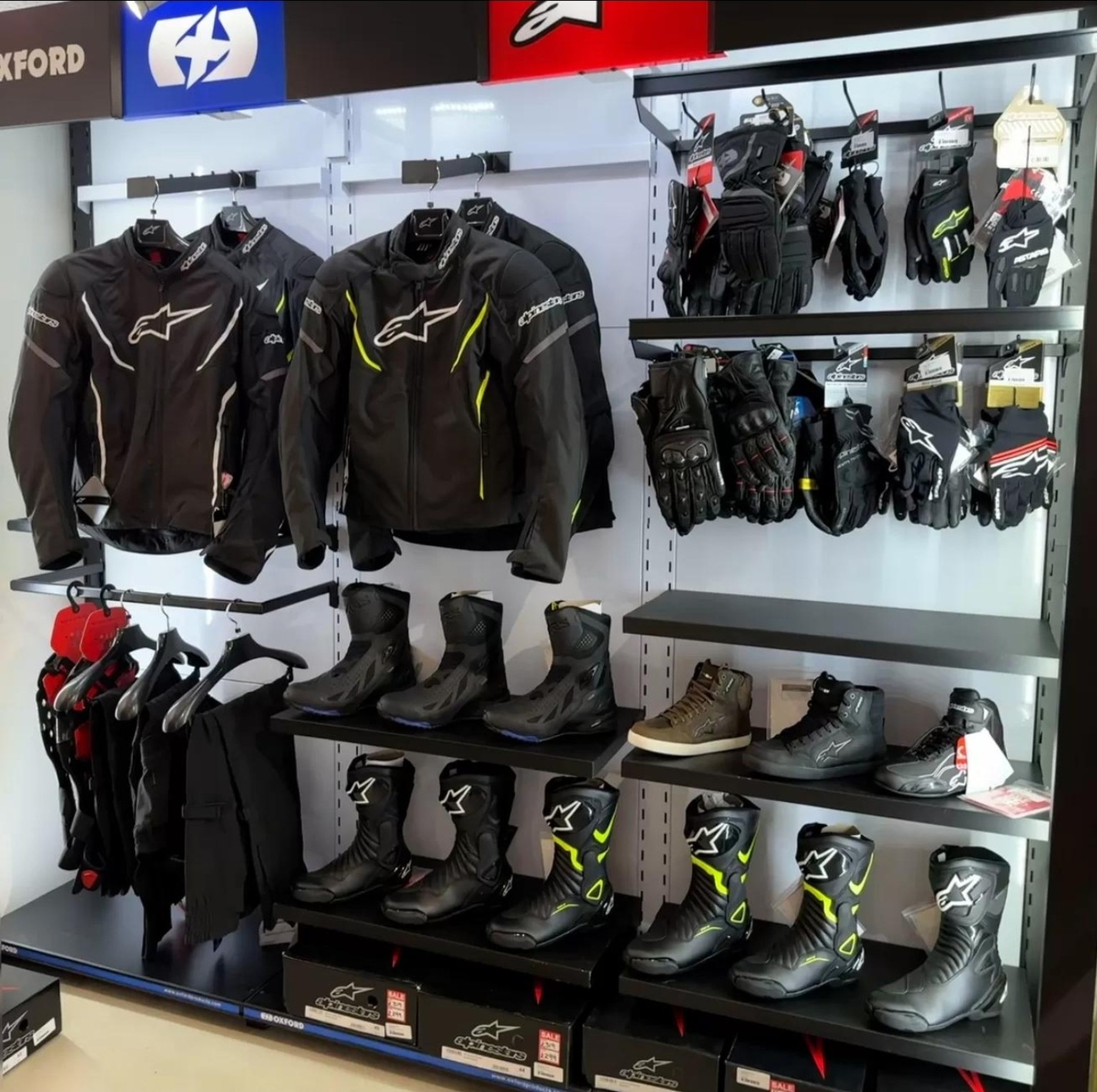 Équipement moto en magasin